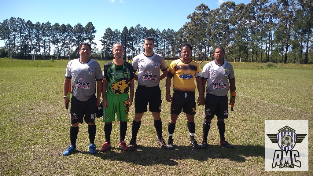 undefined - trio de arbitragem com os capitães do jogo entre Camarões x Jamaica