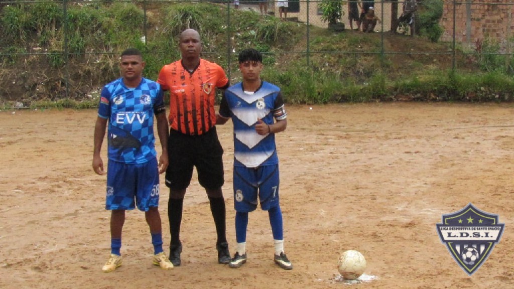 undefined - Capitães das Equipes , de um lado Júnior Goiano zagueiro do azulão e do outro Jean Lago atacante do Real Maloca!