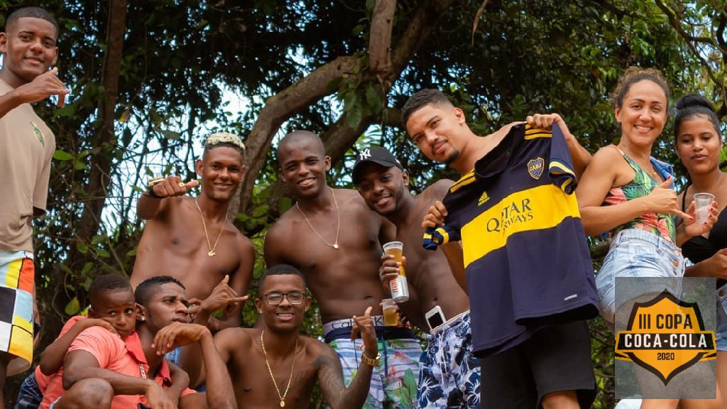 undefined - a torcida fazendo a agitação 
