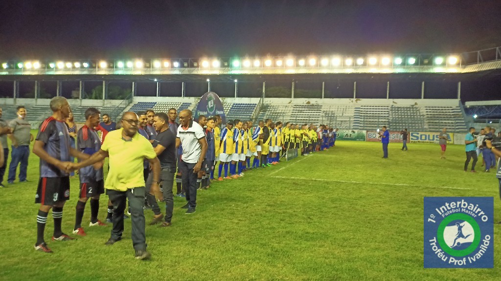 undefined - Secretário Erivelto Martins cumprimentando os atletas juntamente com o Secretário Adjunto Renato Leal e o Vereador Melquíades.