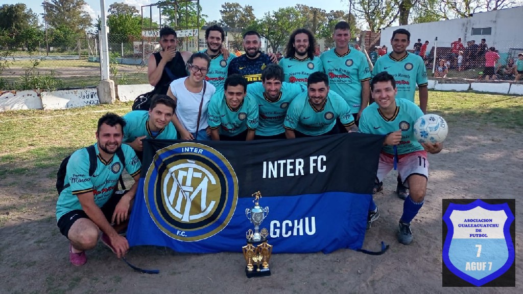 LIGA DE HONOR FUTBOL 7 GUALEGUAYCHU - El Capitán de Inter FC. Recibe el Trofeo del Campeón Torneo Apertura 2021, de la mano de la Secretaria de la Aguf 7 Gchu. felicitaciones Inter FC. clasificado para la Copa de Campeones 2021.