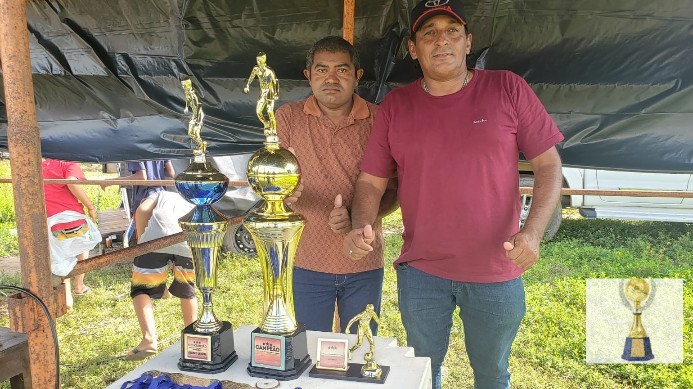 I Torneio Família Pereira de futebol - Adriano idealizador do I Torneio Família Pereira de Futebol. com as premiações do Torneio