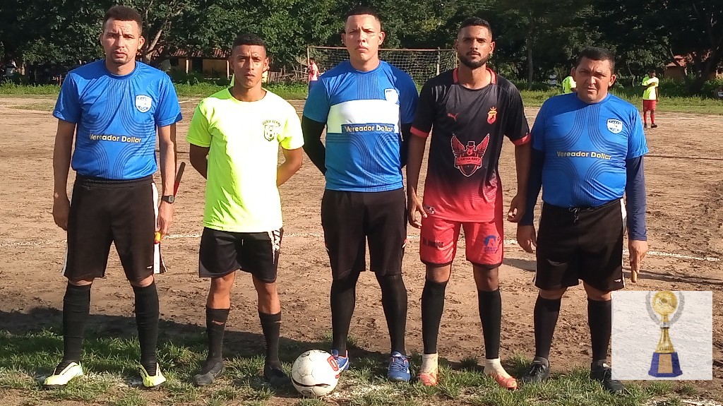 I Torneio Família Pereira de futebol - Trio de arbitragem e os capitães das equipes finalistas
