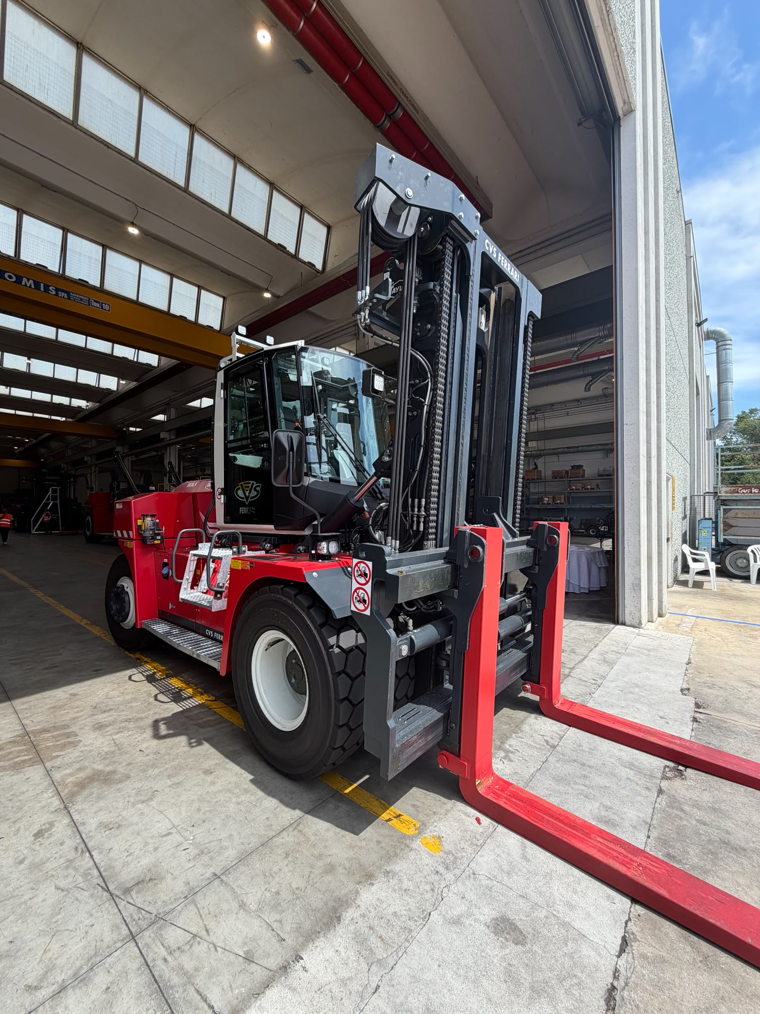 CVS Ferrari lansează noul stivuitor FX16 – performanță și versatilitate pentru manipularea sarcinilor grele