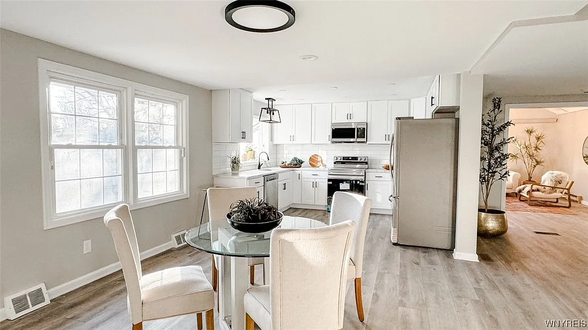Williamsville 3 Bed 3 Bath House with Sauna, furnished house in Williamsville, NY