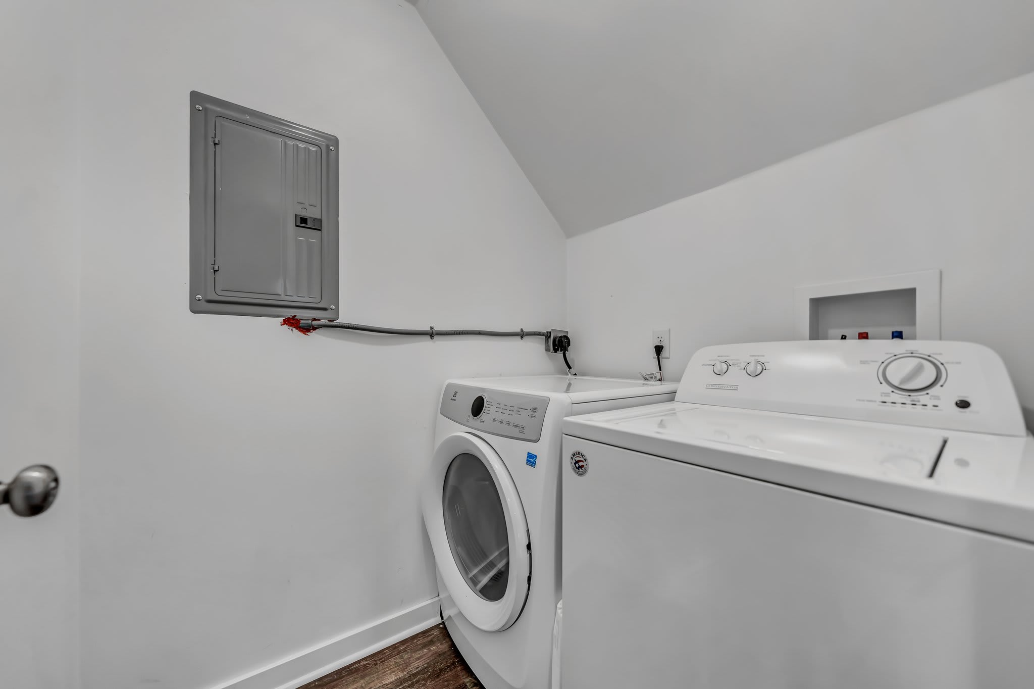 4865 Main St (Upper), photo 2 of 41