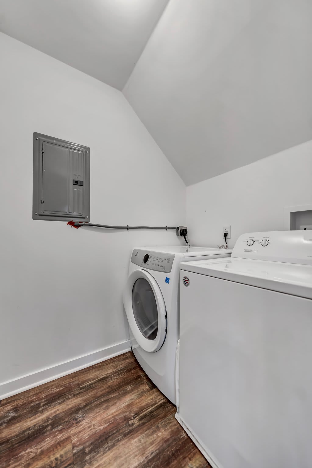 4865 Main St (Upper), photo 4 of 41
