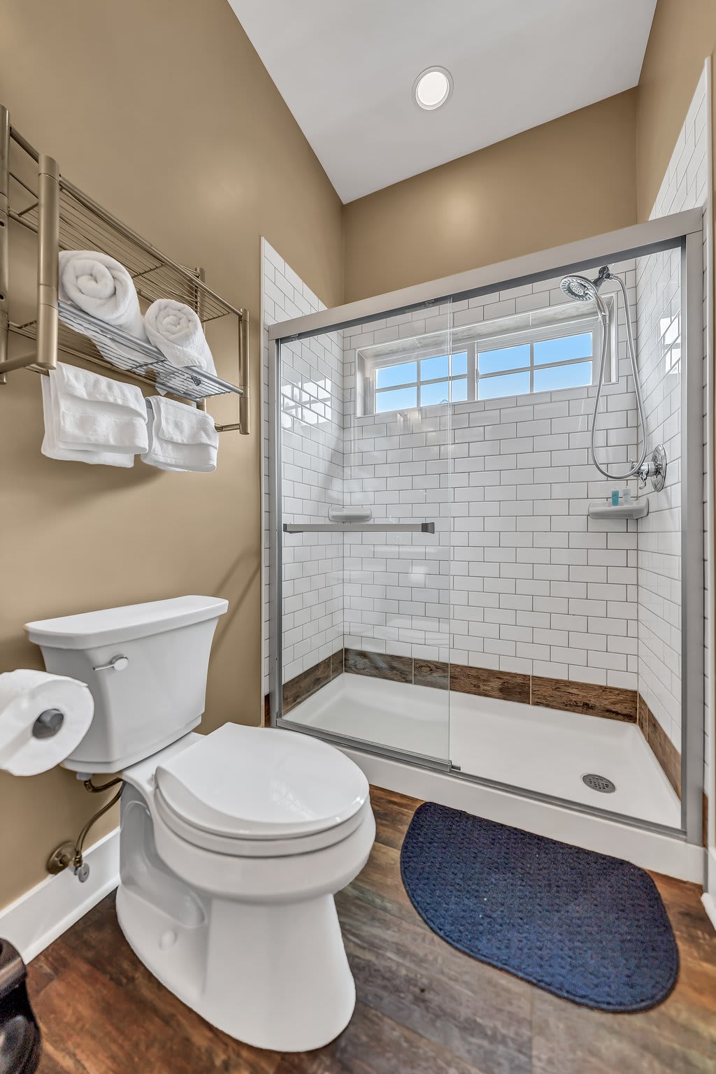 4865 Main St (Upper), photo 5 of 41