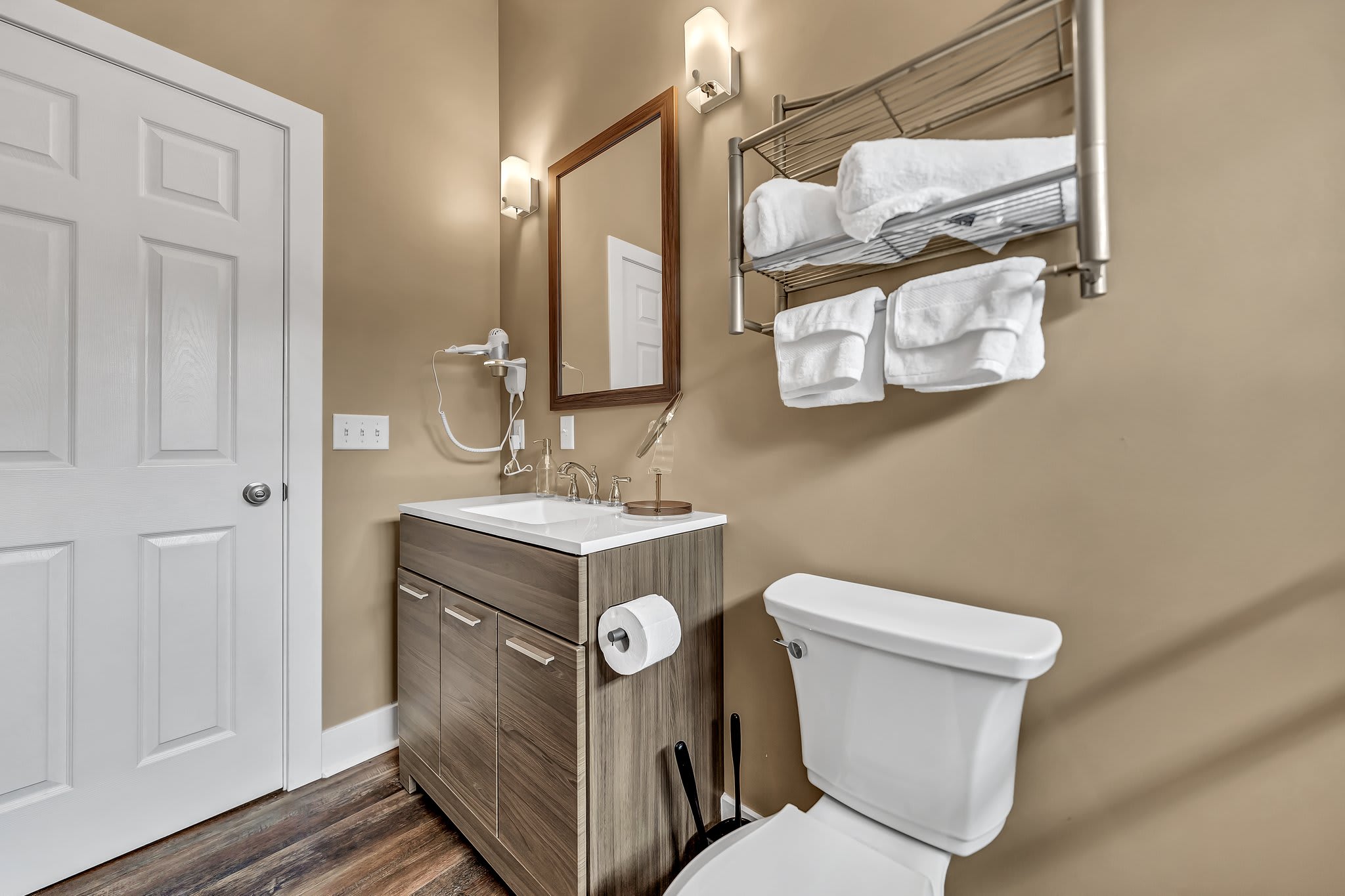 4865 Main St (Upper), photo 7 of 41