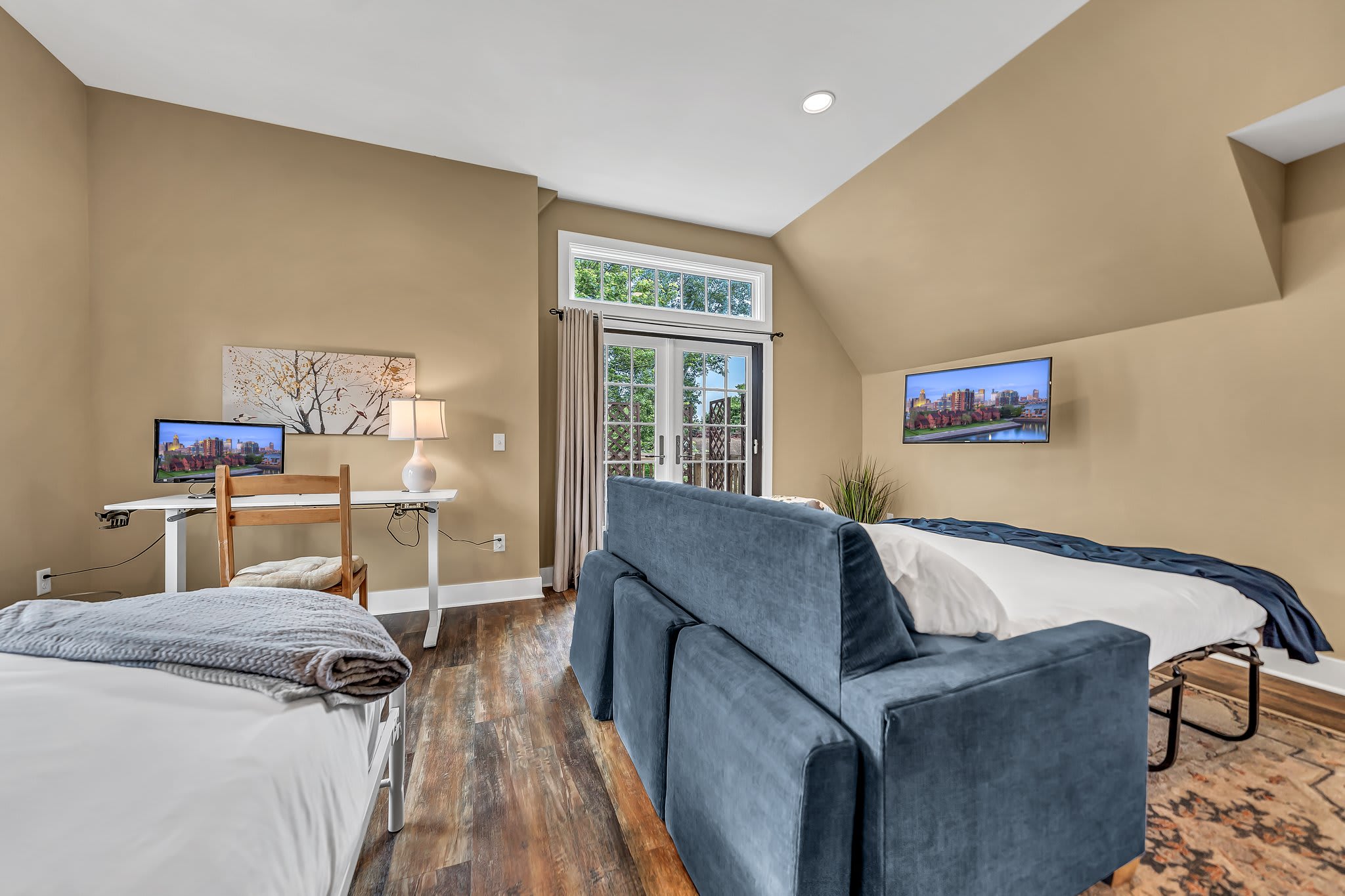 4865 Main St (Upper), photo 9 of 41