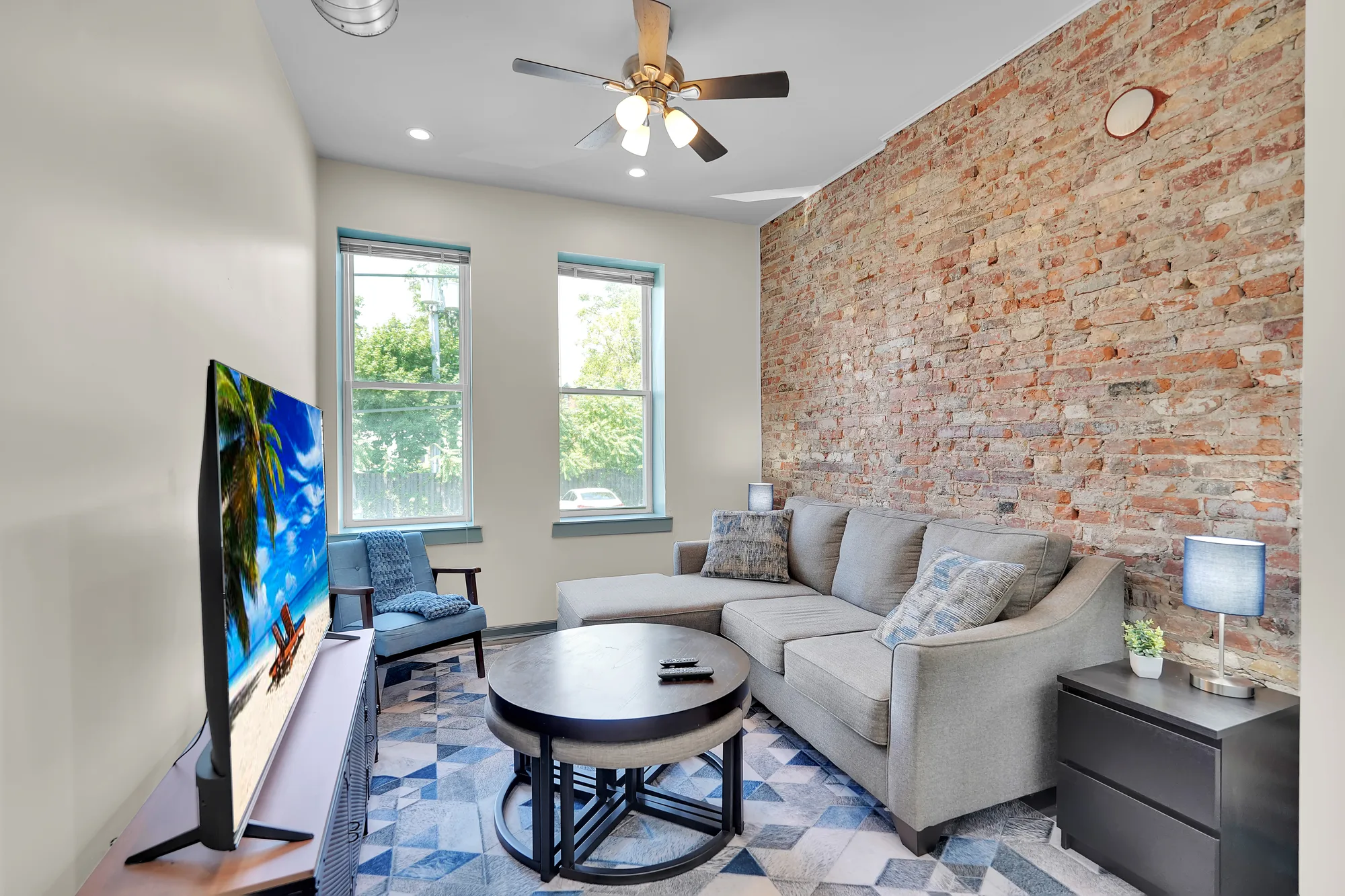 44 E Utica (1C), photo 2 of 47
