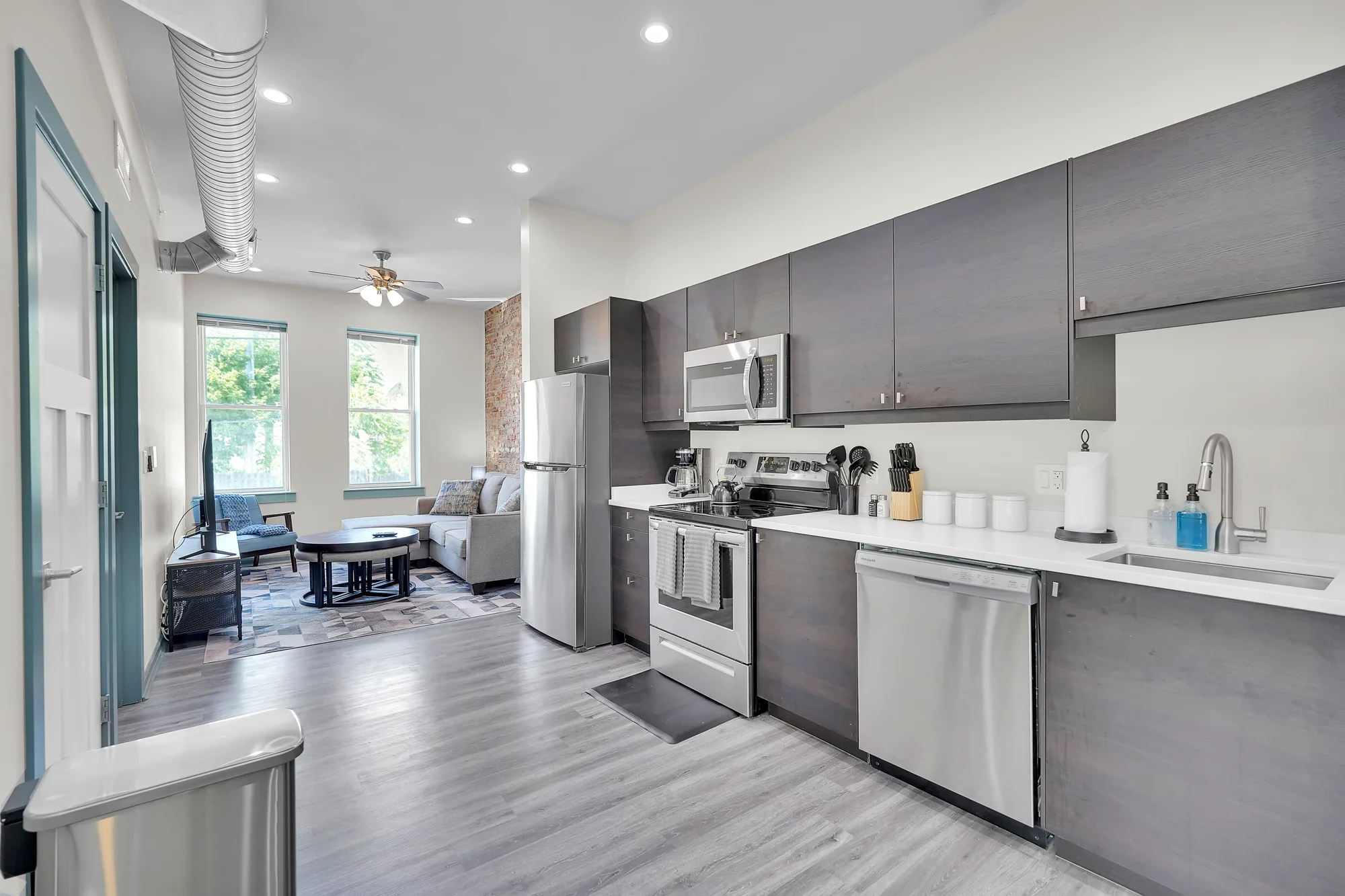 44 E Utica (1C), photo 6 of 47