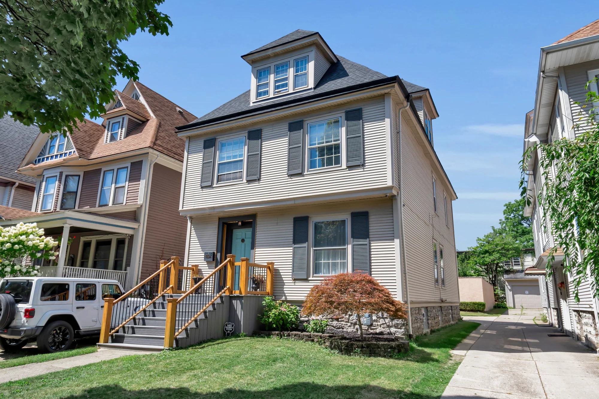 5 Beds Single-family house with a pool 214 Norwood, photo 2 of 56