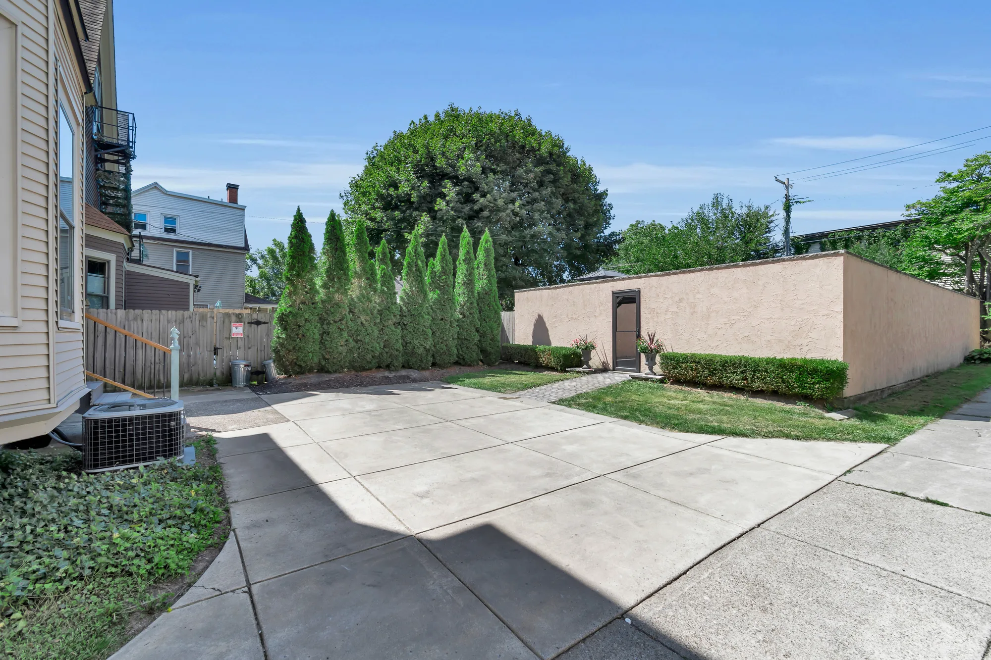 5 Beds Single-family house with a pool 214 Norwood, photo 4 of 56