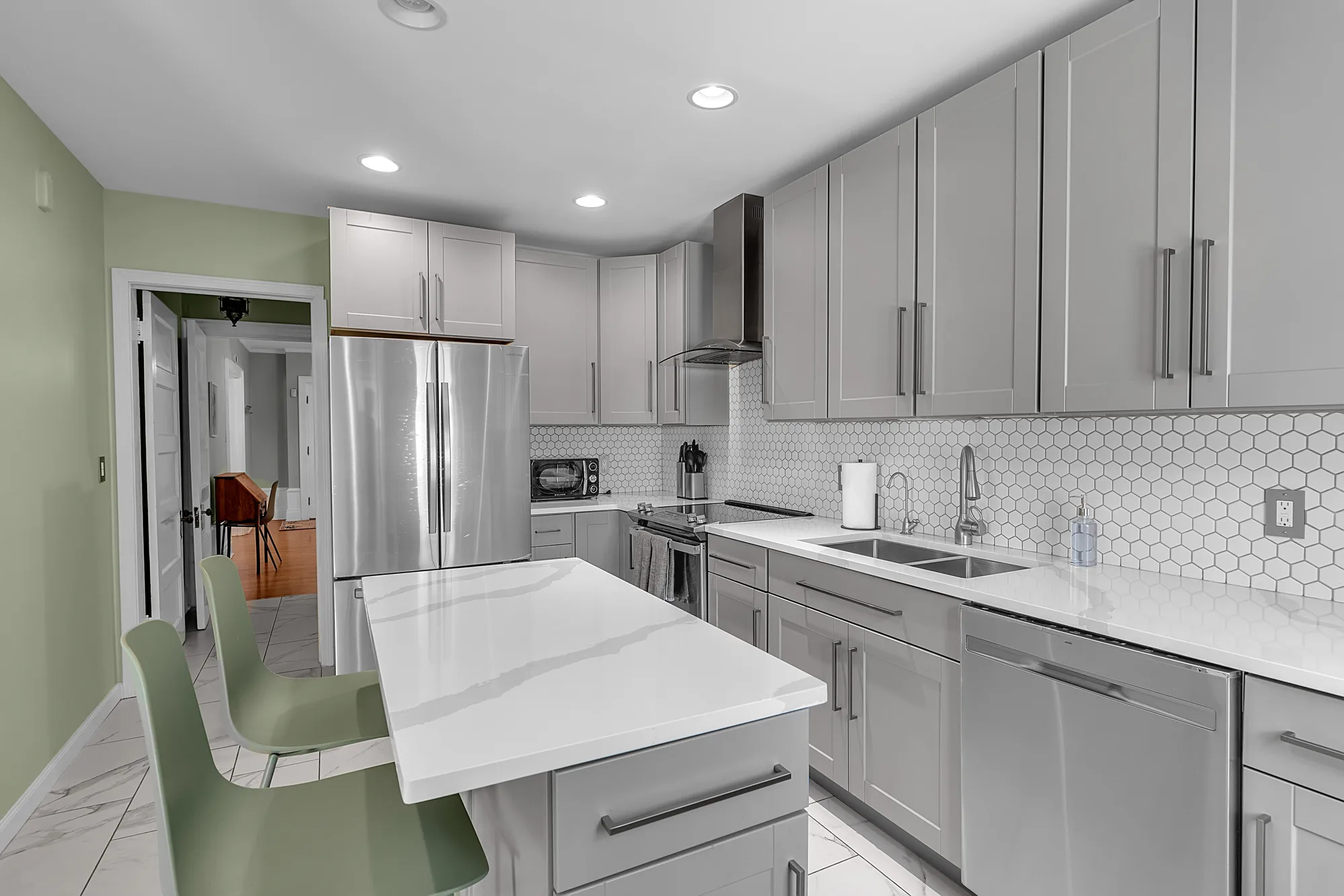 5 Beds Single-family house with a pool 214 Norwood, photo 9 of 56