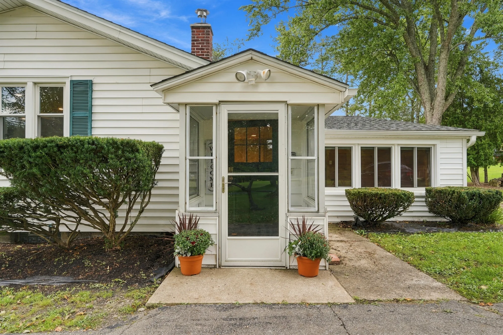 Single-family house 3 Bedroom 4 Beds 1 Bath, photo 3 of 25