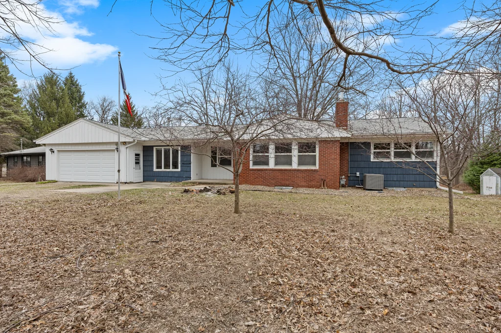 2020_Prairie_Du_Chien_Rd_NE-02