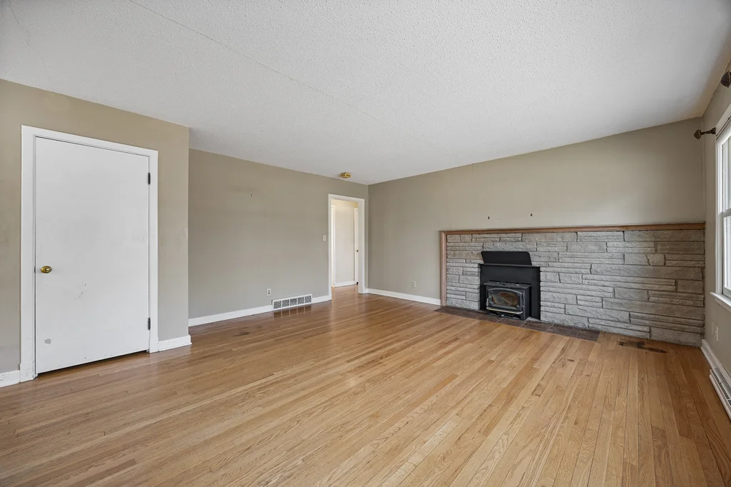 2020_Prairie_Du_Chien_Rd_NE-04