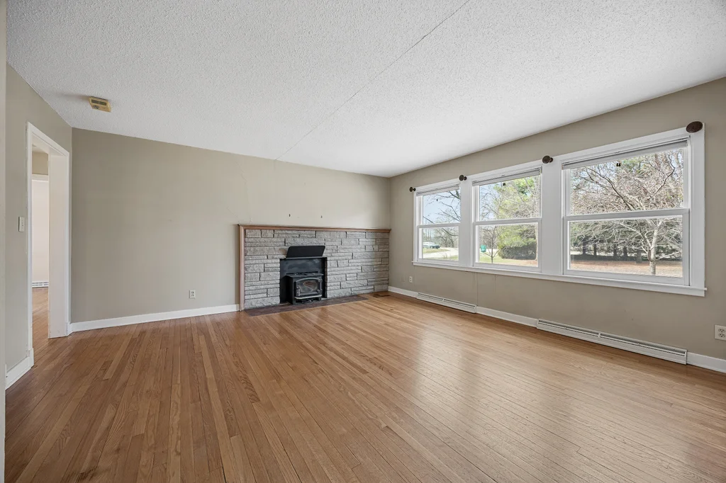 2020_Prairie_Du_Chien_Rd_NE-05