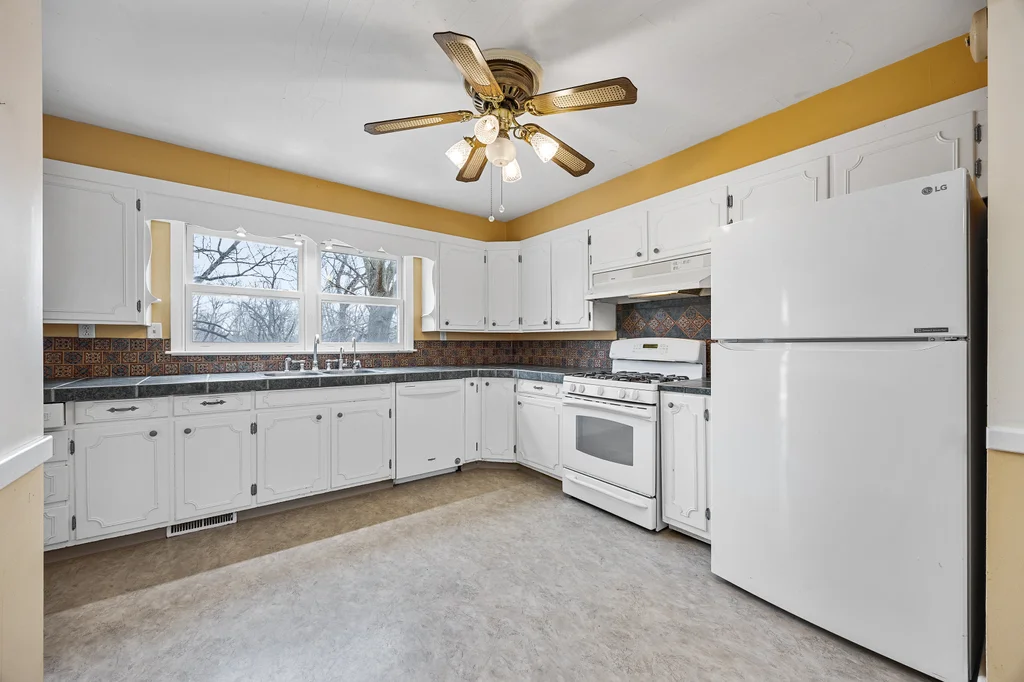 2020_Prairie_Du_Chien_Rd_NE-08