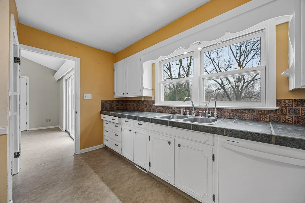 2020_Prairie_Du_Chien_Rd_NE-10