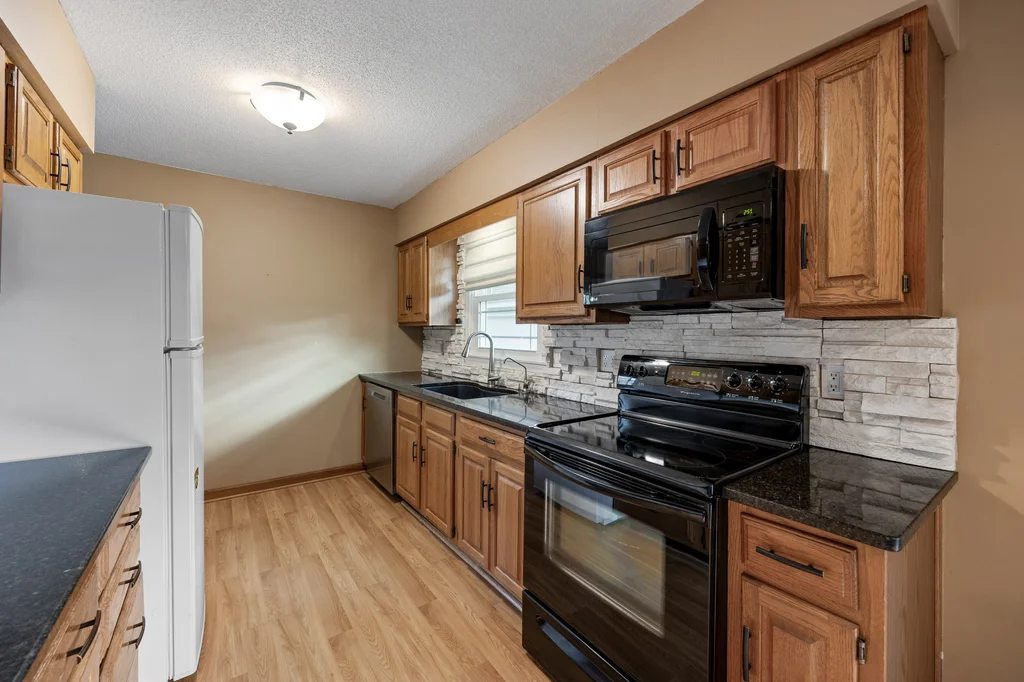 825_Westview_Dr (9 of 25)