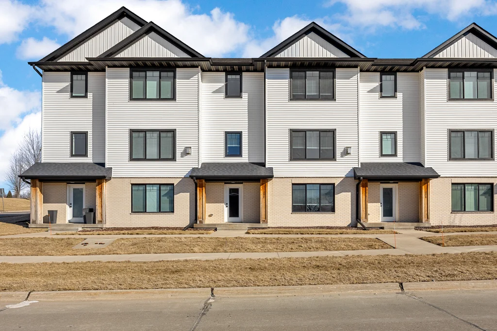 290_Kenneth_Dr (1 of 25)