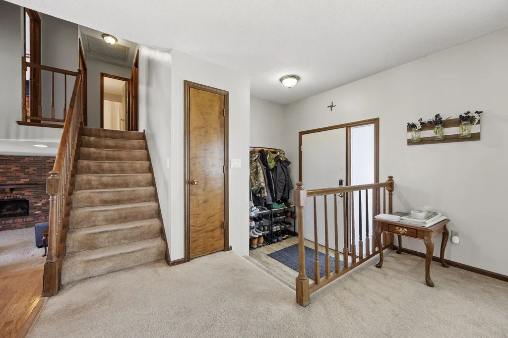 4642_Aspen_Ln_NE (5 of 40)