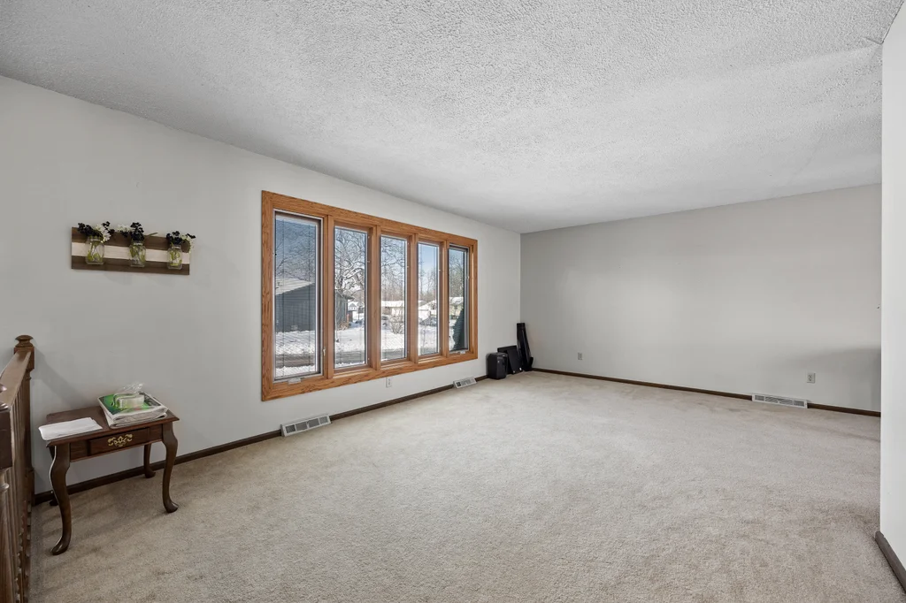 4642_Aspen_Ln_NE (6 of 40)