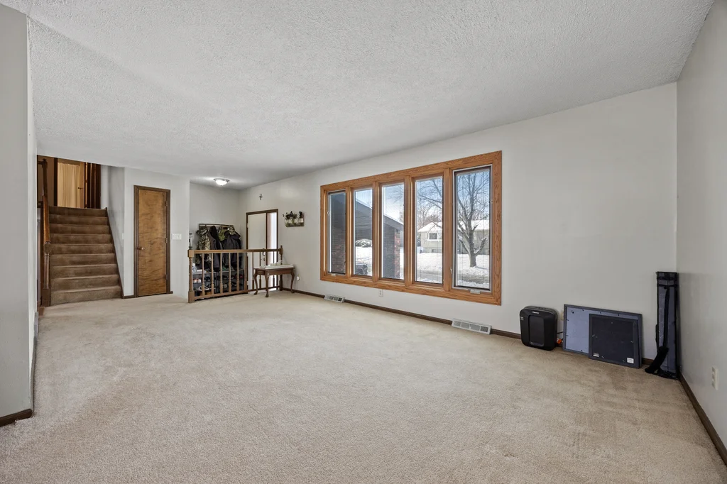 4642_Aspen_Ln_NE (8 of 40)