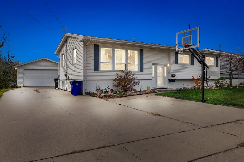 3313_Crestwood_Dr_NW (1 of 32)