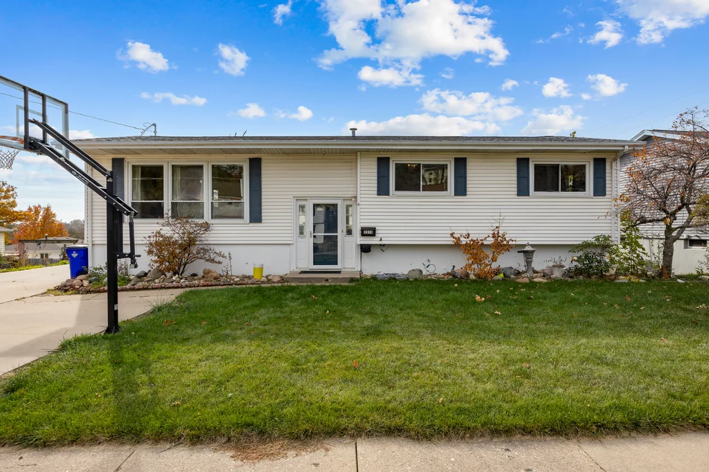 3313_Crestwood_Dr_NW (2 of 32)
