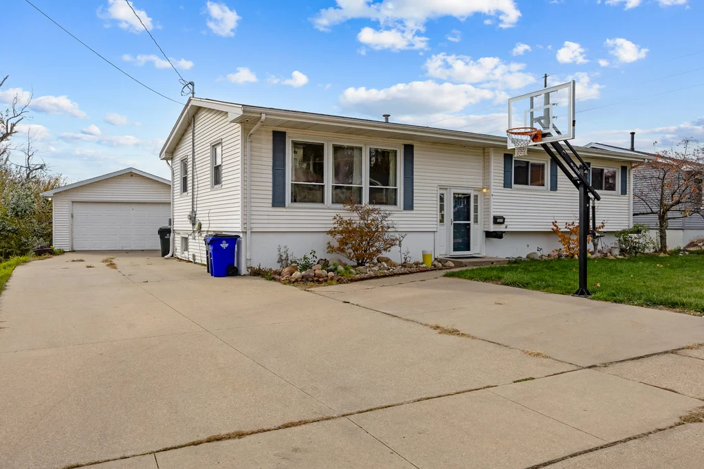 3313_Crestwood_Dr_NW (4 of 32)