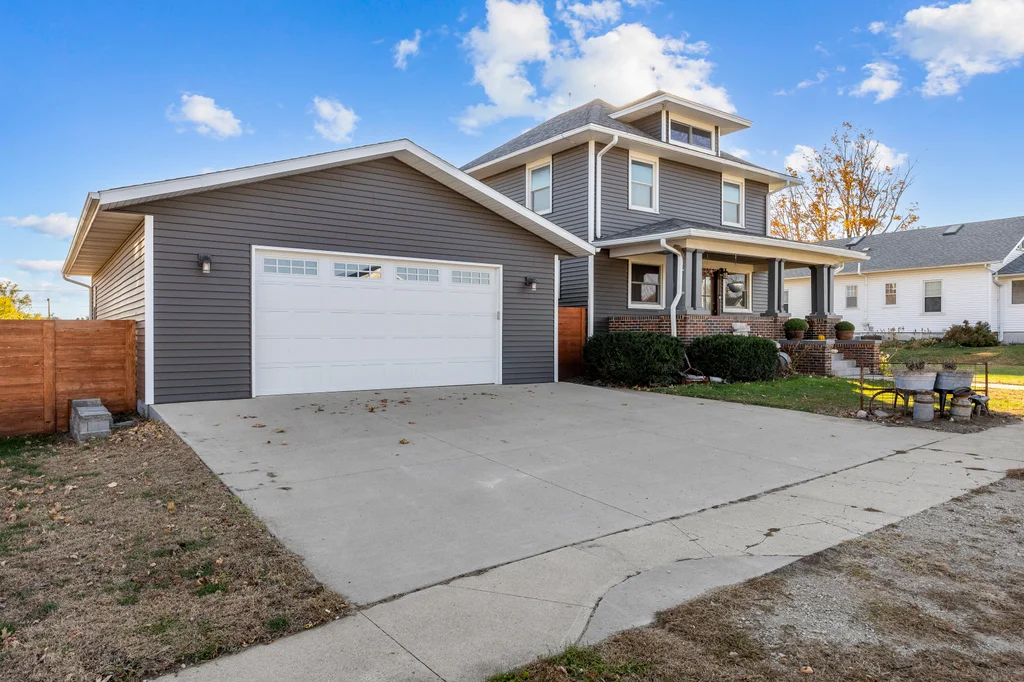 503_2nd_St_E (2 of 31)