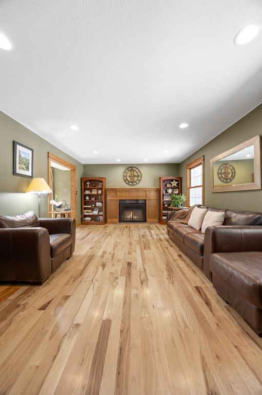 3_Crestwood_Cir (7 of 59)