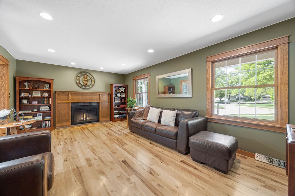 3_Crestwood_Cir (8 of 59)