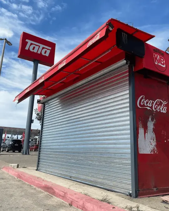 Instalación y reparación de cortina metálica en kiosco