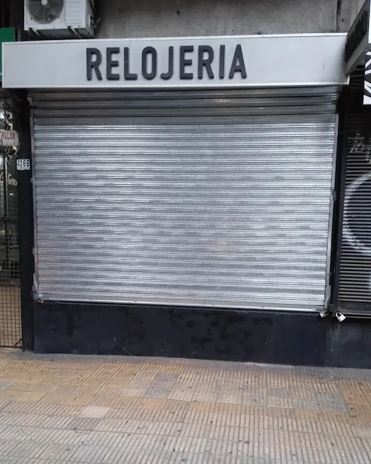 Cortina metálica relojería Montevideo
