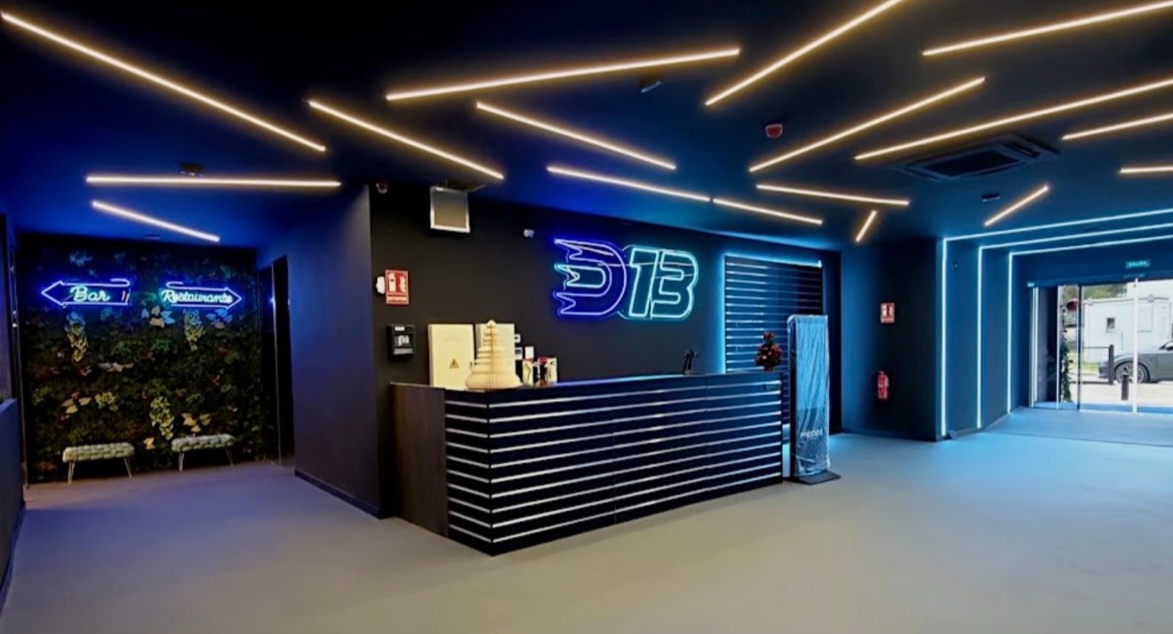 D13 indoor logo