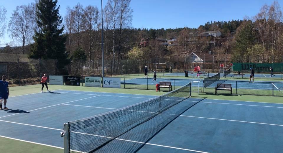 Svelvik Tennisklubb logo