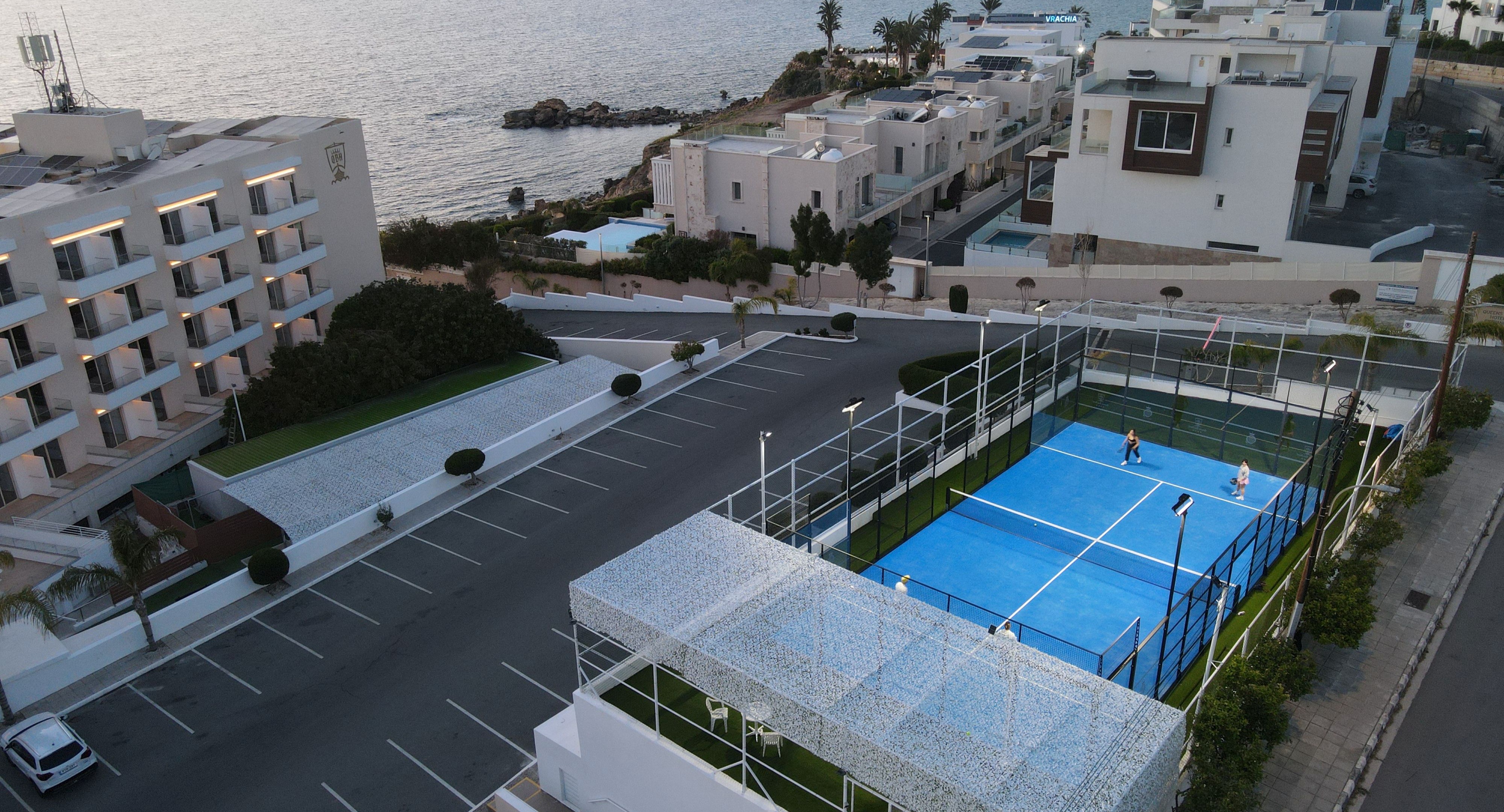 Queen's Bay Hotel - Padel by the Sea