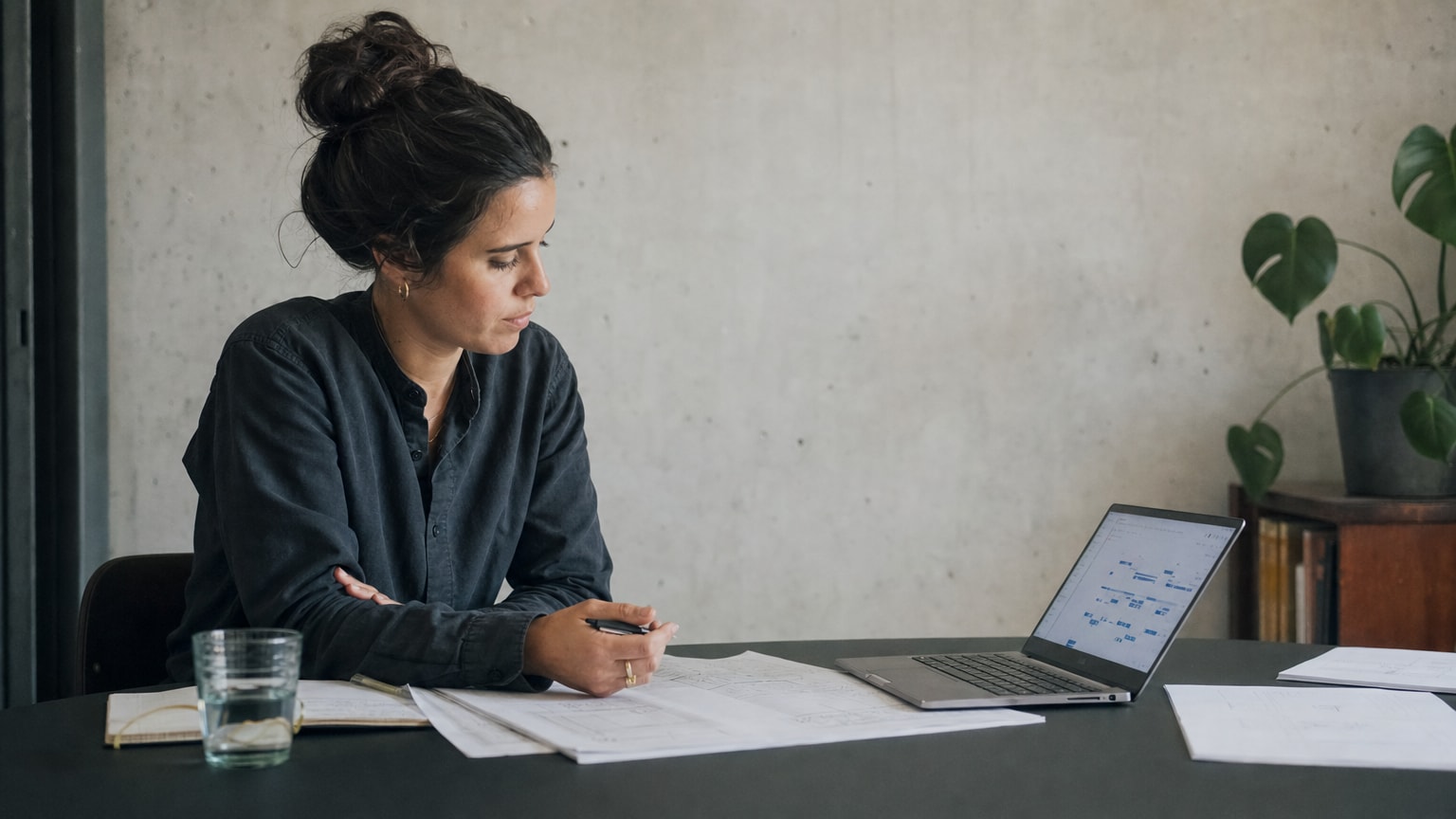 Ein aufgeräumter Schreibtisch mit einem strukturierten Dokument, daneben ein Laptop mit einem Projektplan – symbolisch für ein klares, durchdachtes Briefing zwischen KMU und Digitalagentur.