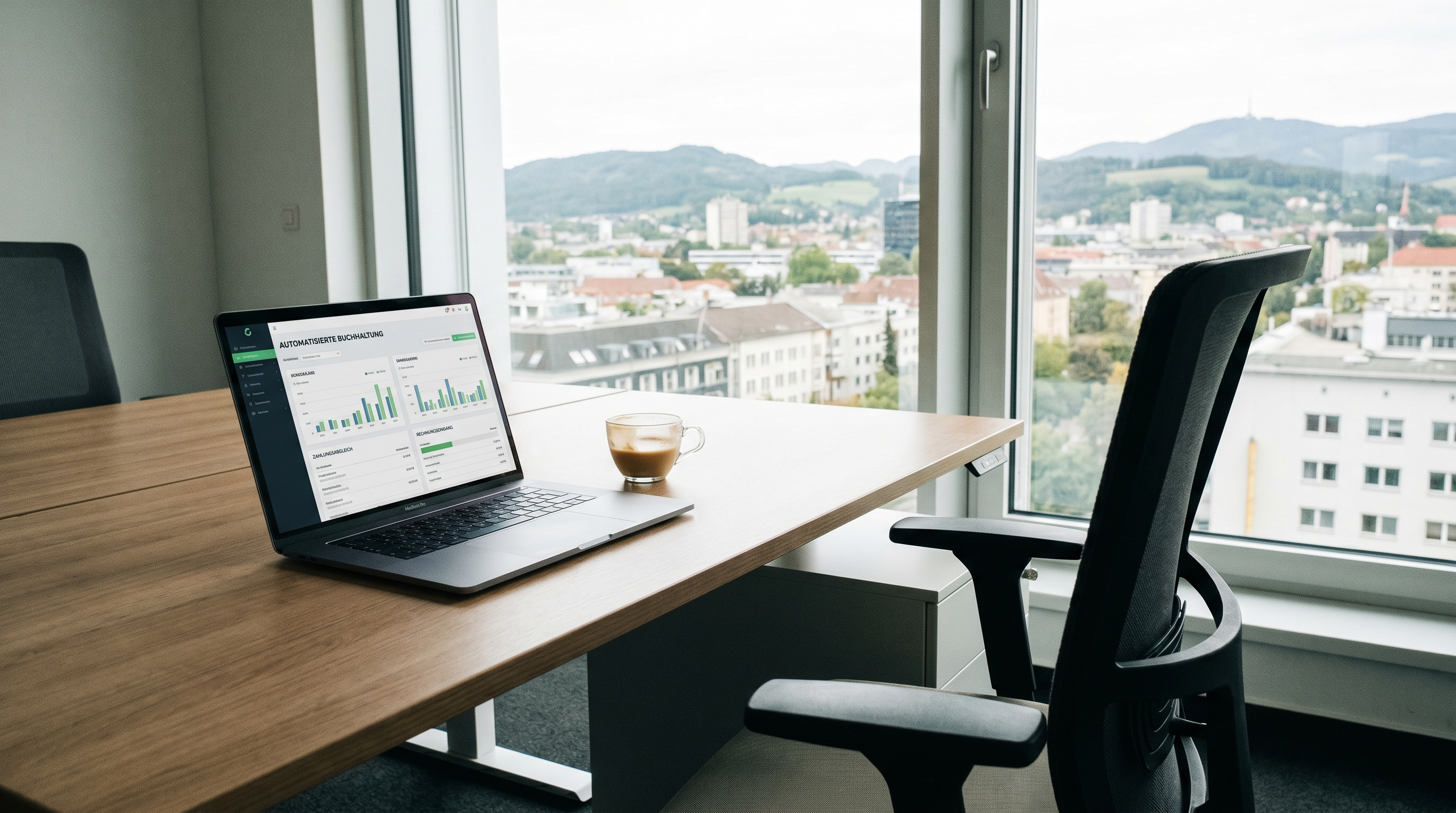 Ein aufgeräumter, moderner Büroarbeitsplatz mit einem Laptop, auf dessen Bildschirm ein Dashboard mit automatisierten Buchhaltungsprozessen zu sehen ist. Daneben eine Tasse Kaffee und ein leerer Stuhl — symbolisch für die Entlastung durch Automatisierung. Helle, freundliche Atmosphäre.
