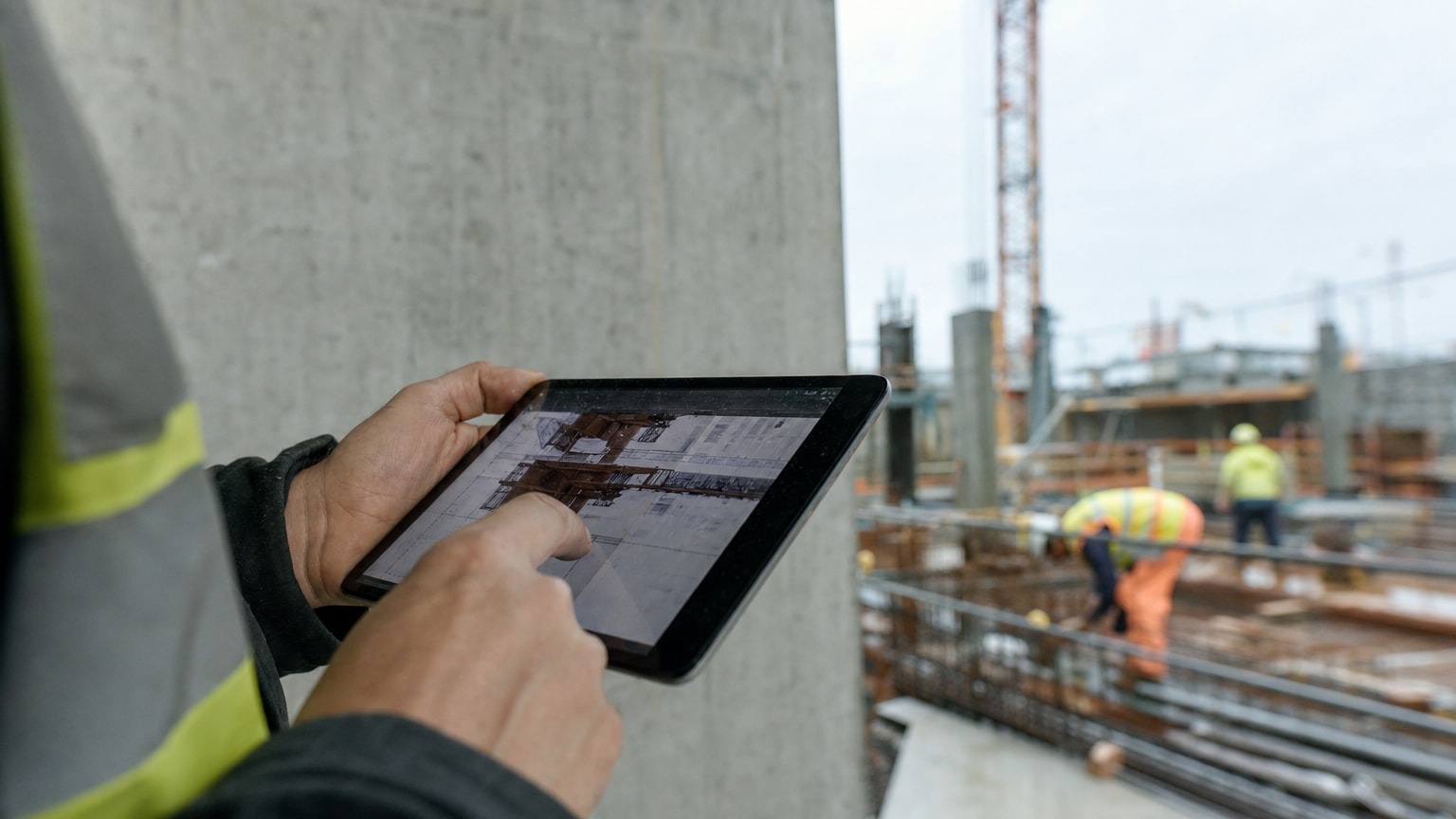 Moderne Baustelle mit einem Tablet im Vordergrund, das eine digitale Baustellendokumentation zeigt. Im Hintergrund Bauarbeiter bei der Arbeit, darüber dezent visualisierte Datenströme als Symbol für KI-gestützte Überwachung. Helle, professionelle Atmosphäre.