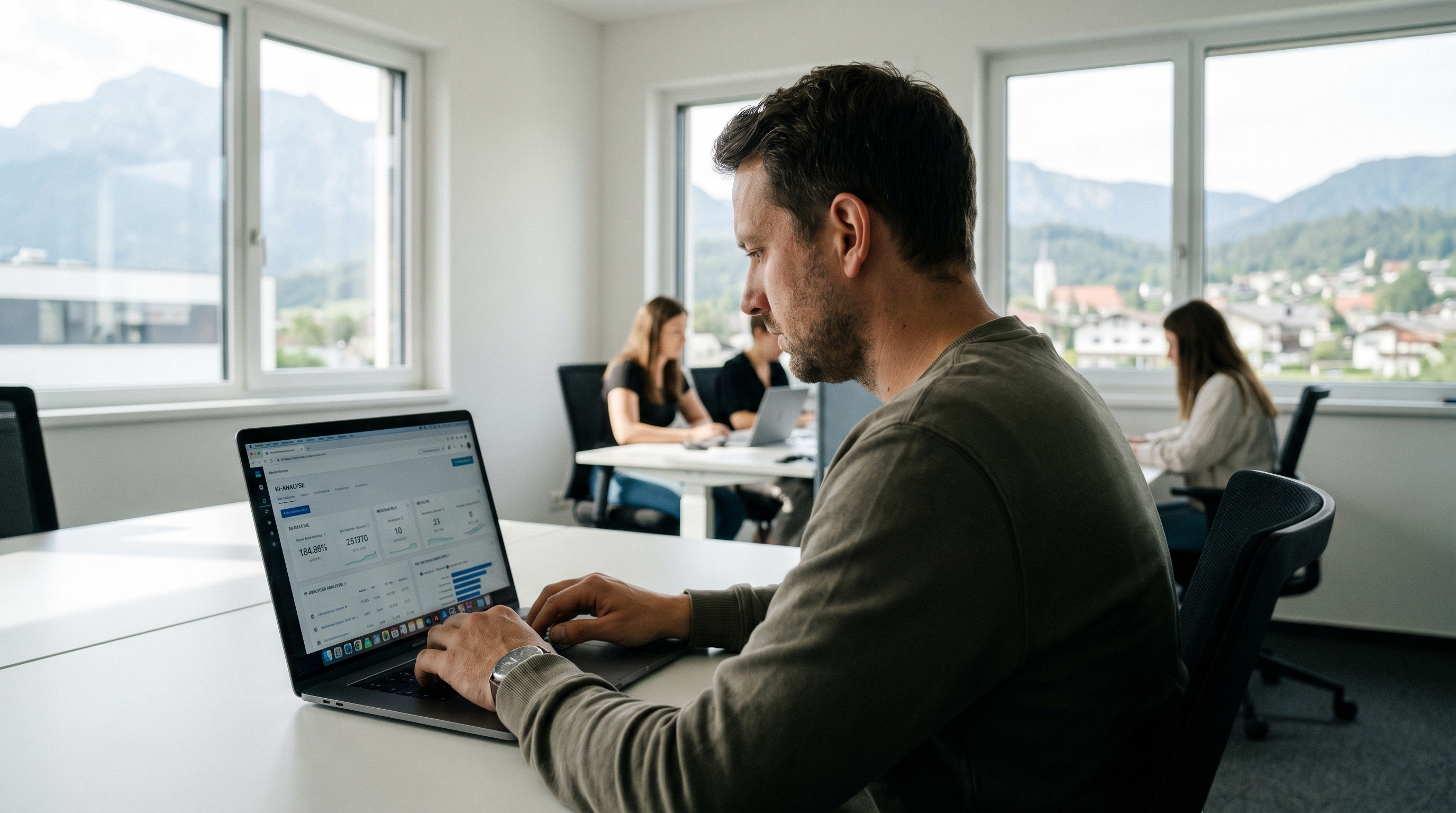 Modernes Büro eines kleinen österreichischen Unternehmens, in dem ein Geschäftsführer an einem Laptop arbeitet, während auf dem Bildschirm ein Dashboard mit Marketing-Kennzahlen und KI-gestützten Analysen zu sehen ist. Helle, professionelle Atmosphäre.