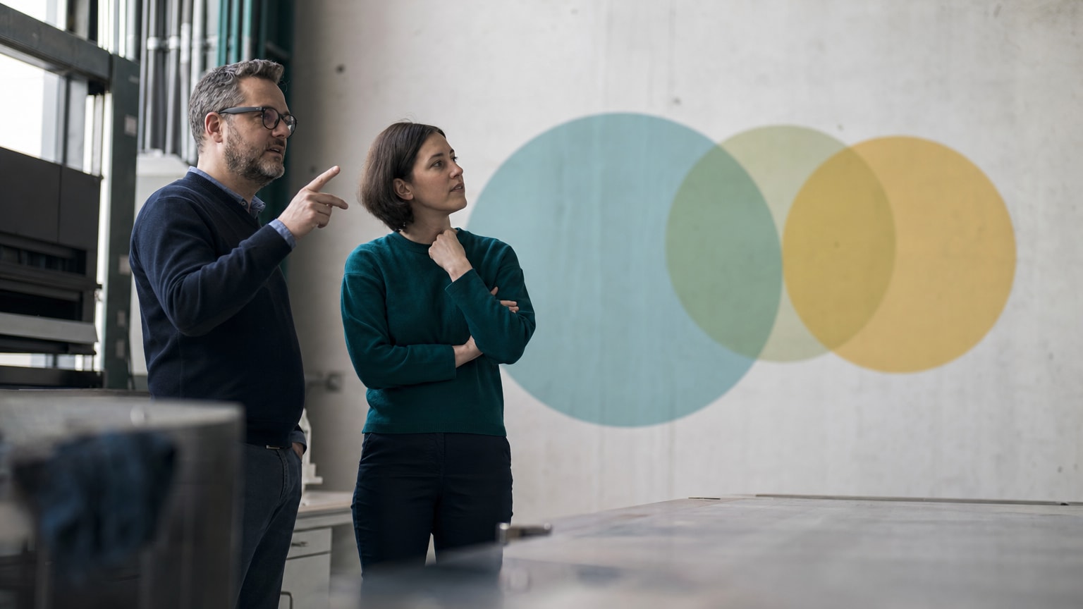 Abstraktes Bild mit drei sich überlappenden Kreisen, die Text, Bild und Daten symbolisieren – in klaren, modernen Farben auf neutralem Hintergrund, ohne Logos oder Markennamen.