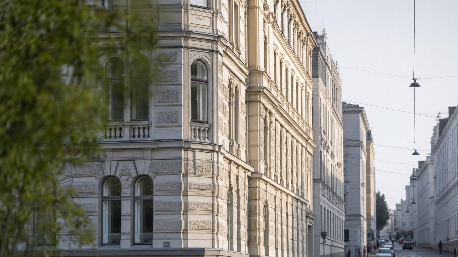 Ein modernes Büro mit einem Konferenztisch, an dem eine kleine Gruppe von Mitarbeitenden einer Geschäftsführerin ein Konzept auf einem Bildschirm präsentiert – sachlich, professionell, österreichisches KMU-Ambiente.