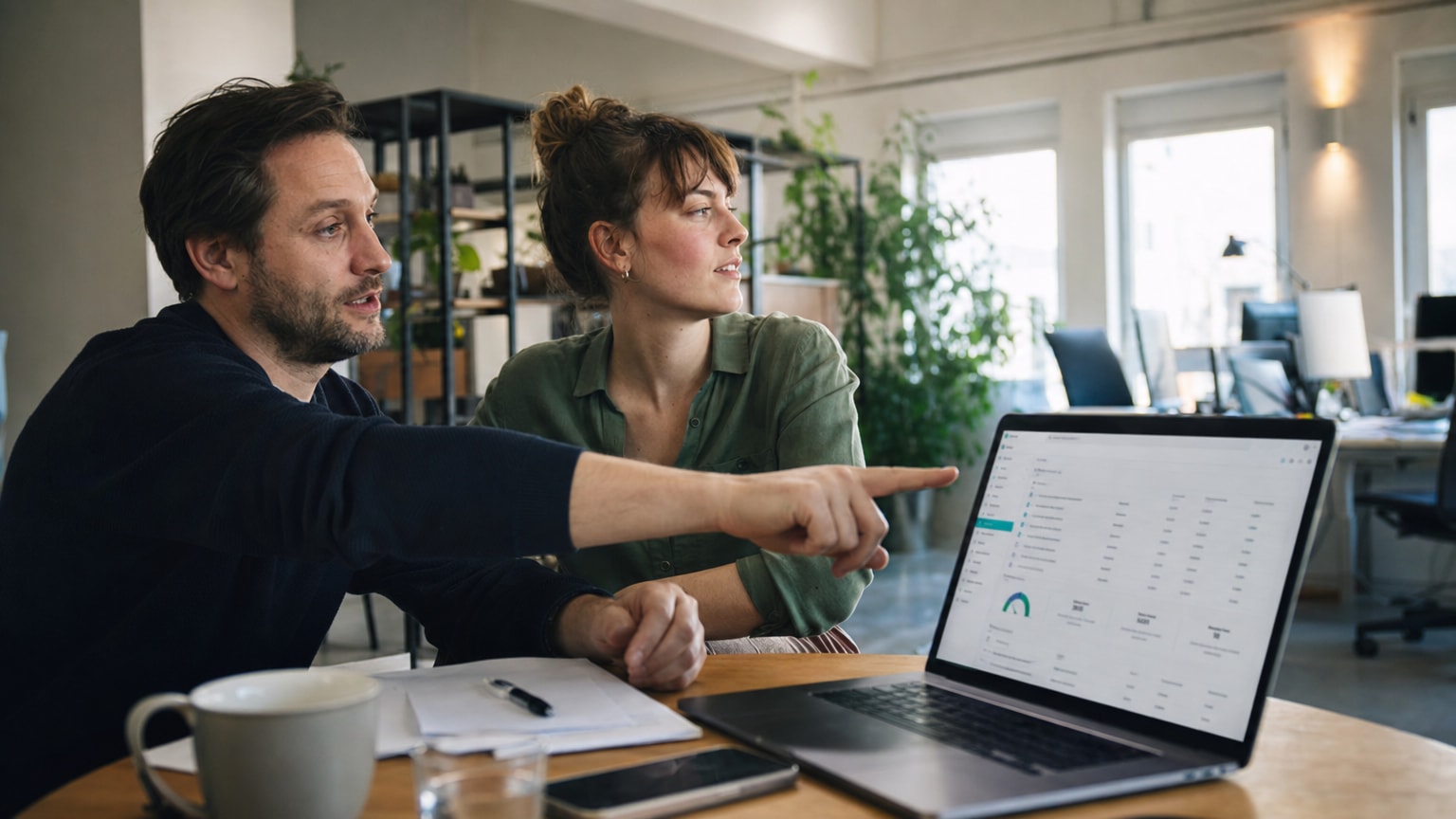 Ein aufgeräumter Schreibtisch mit geöffnetem Laptop, auf dem ein E-Mail-Dashboard mit Öffnungsraten und Klickstatistiken zu sehen ist. Im Hintergrund ein helles, modernes Büro eines kleinen Unternehmens. Warme Farbtöne, professionelle Atmosphäre.