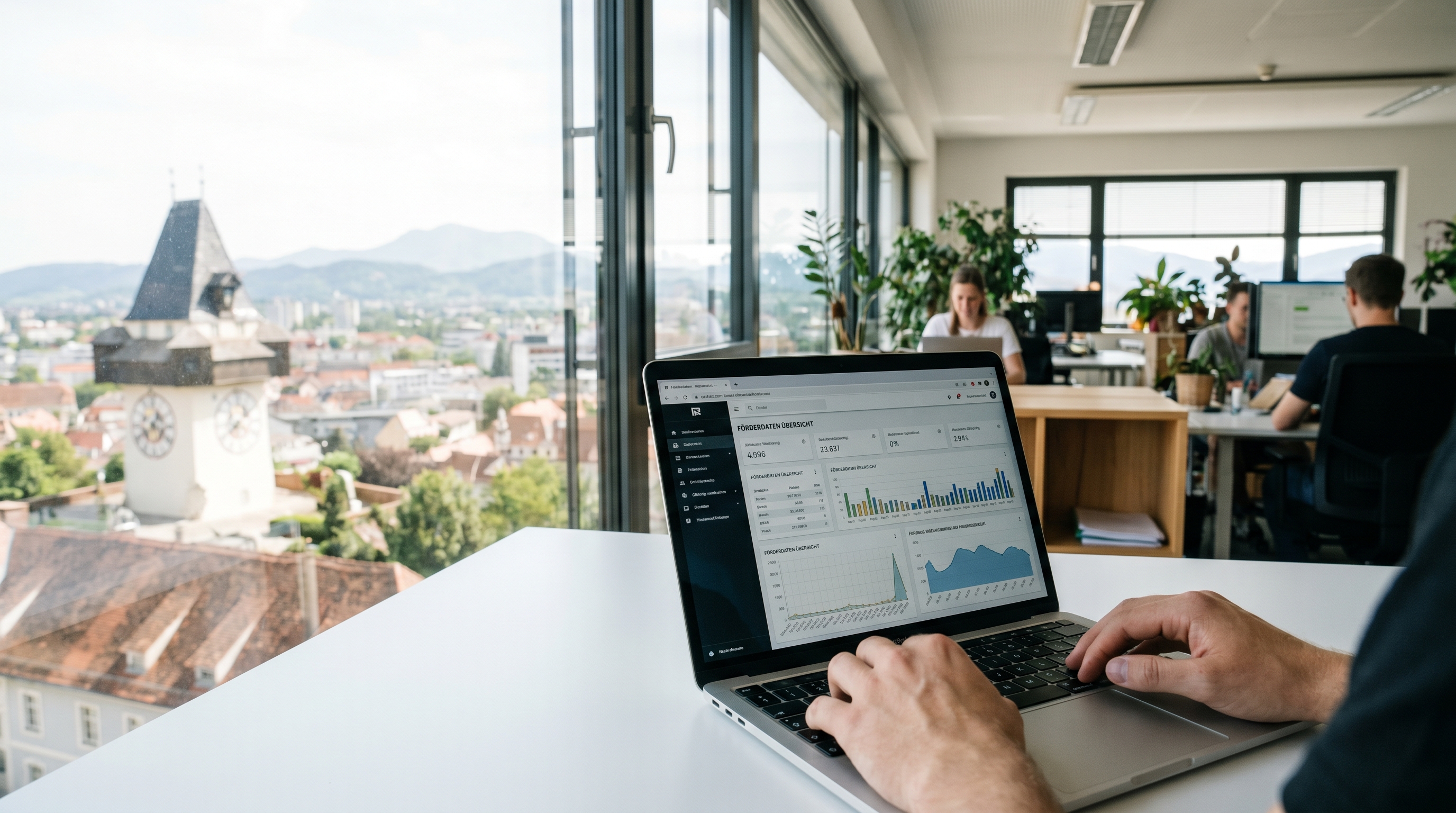 Helles, modernes Büro eines österreichischen KMU mit Laptop, auf dem ein Dashboard mit Förderdaten zu sehen ist; im Hintergrund ein Fenster mit Blick auf eine österreichische Stadtlandschaft.