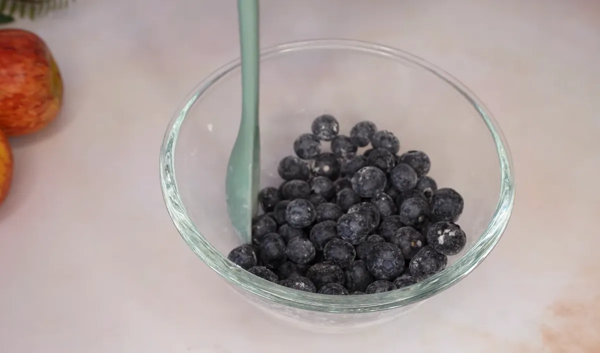 Apple Blueberries Cake step 3